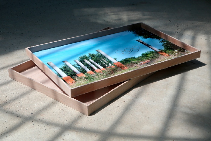 Laurent Lacotte, Olympus 2015, Photographie lambda contrecollée sur aluminum, boîte en bois. 90 x 60 cm. Vue de l'installation au K.A.B, square des Batignolles, Paris.