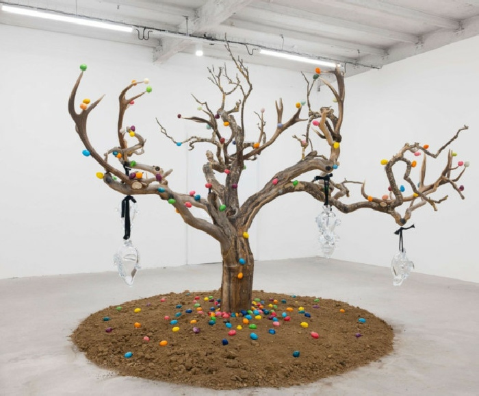 Pascale Marthine Tayou, Survival Tree, 2018, 300 × 350 × 380 cm. Courtesy de l’artiste et GALLERIA CONTINUA, © ADAGP, Paris, Photographie : Hafid Lhachmi