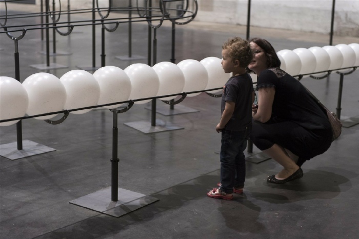 Jeppe Hein, DISTANCE, 2004. Iron, electric motor, PVC balls, sensors, technical apparatus. Dimensions: balls 25 cm diameter, circuit variable. Photo: Marc Domage. Courtesy: KÖNIG GALERIE, Berlin, 303 Gallery, New York, Galleri Nicolai Wallner, Copenhagen and ARoS, Aarhus.