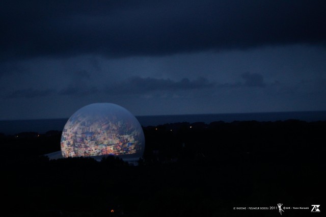 Yann Kersalé, La lune télévisuelle, Cité des télécoms à Pleumeur-Bodou, 18 juillet 2011