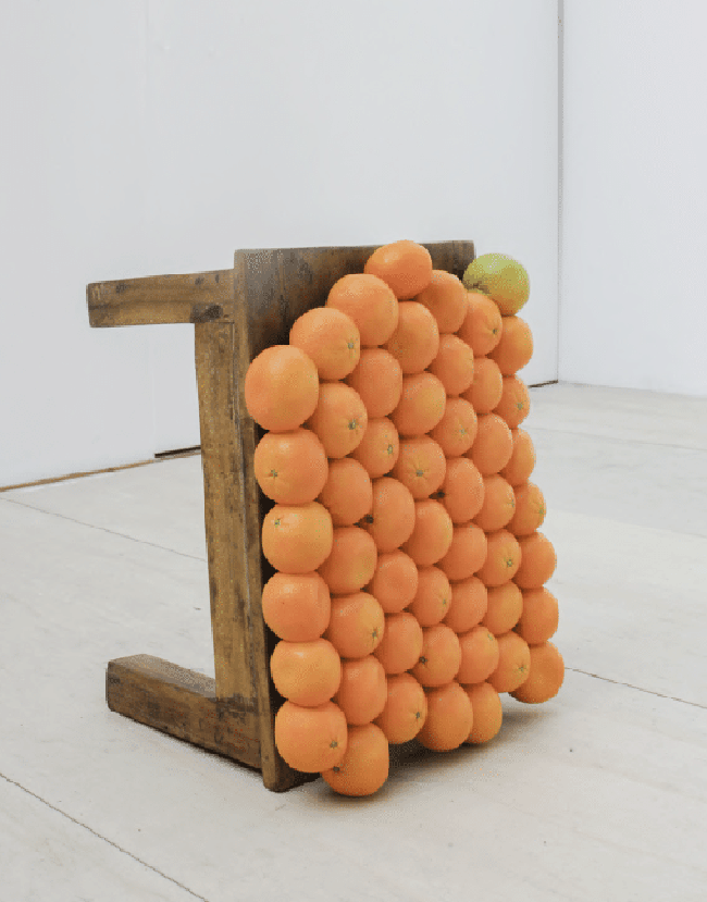 Wei Libo, Pure goodness (Mandarin orange n°02), 2022, fresh and wooden mandarins, stool, 45 x 32 x 20 cm, unique. Courtesy of the artist and Sans titre, Paris. Collection Jinxuan Zuo. Image : Ye Yi.