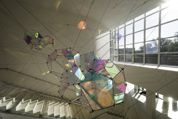 View of Tomás Saraceno, Entangled Orbits, The Baltimore Museum of Art, 2017. Courtesy the artist and Tanya Bonakdar Gallery, New York; Esther Schipper, Berlin; Pinksummer Contemporary, Genoa; Andersen’s Contemporary, Copenhagen; Ruth Benzacar, Buenos Aires.