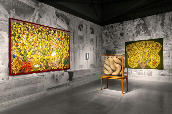 Vue de l’exposition Parade, Palais Idéal du Facteur Cheval, Hauterives