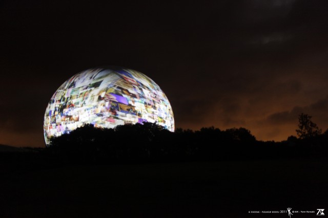 Yann Kersalé, La lune télévisuelle, Cité des télécoms à Pleumeur-Bodou, 18 juillet 2011