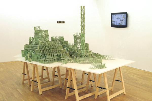 Jérémy Laffon, chlorophénylalaninoplastomecanostressrhéologoductilviridiscacosmographigum (de la famille de l'arbalétrier poracé). Vue de l'exposition galerie Isabelle Gounod, 2011