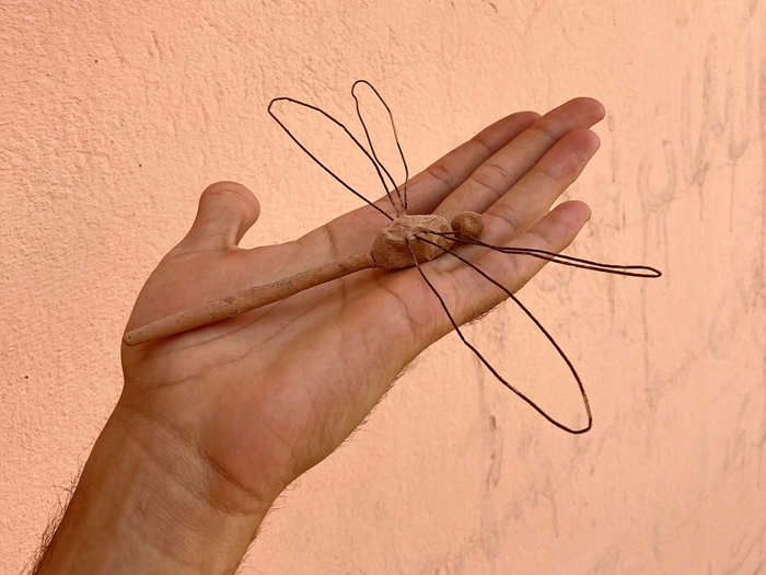 Mohammad Alfaraj, A dragonfly of clay and wire, 2022. Courtesy the artist, ATHR and Mennour. © Mohammad Alfaraj.
