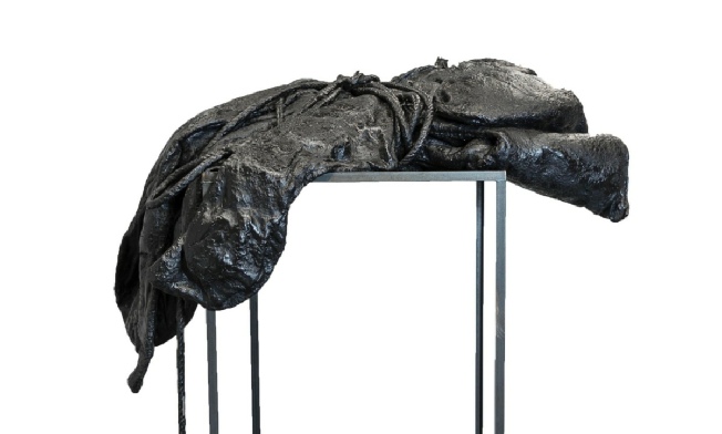 Angelika Markul, Mylodon de Terre, 2017. 150 x 50 x 30 cm, métal, cire, bois, feutre et corde © Sylvie Humbert / MAIF