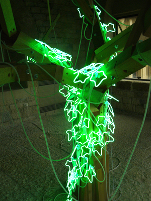 Pierre Malphettes, L'Arbre et le lierre, 2010, bois, néon, transformateurs et câbles électriques, 280 x 310 x 300 cm, loggia du château des Adhémar. Photo Philippe Chevalier