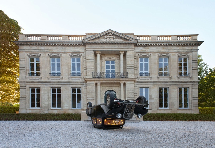 Mon repos au Château, Claude Lévêque, 2013, traction, guirlandes lumineuses, lampes.© Photographie Fabrice Seixas 