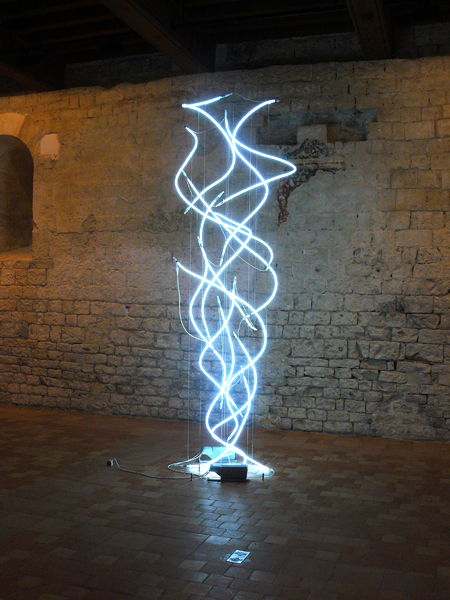 Pierre Malphettes, Fumée blanche, 2010, néon blanc 350 x 85 x 85 cm, château des Adhémar, 2010. Photo Marika Prévosto