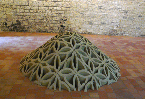 Pierre Malphettes, Tas de sable, 2009, château des Adhémar, 2010. Claustra en béton 70 x 215 x 215 cm. Photo Marika Prévosto