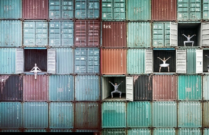 JR, Ballet dancers in containers, Le Havre, France, 2014. Photographie couleur, plexiglas mat, aluminium, bois. 125 x 187 cm. Courtesy Galerie Perrotin, ©JR-ART.NET