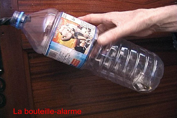 Robert Milin, série Solutions pratiques, La bouteille-alarme, vidéo, 2006