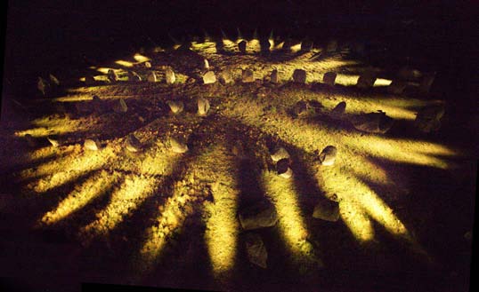 Yann Kersalé, L’écho des pierres,   Alignement de mégalithes à Carnac