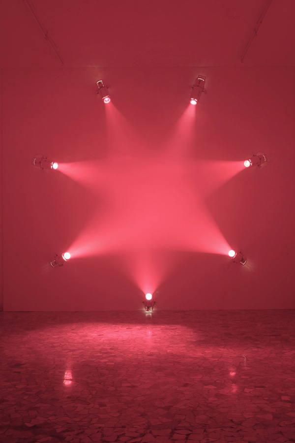 Ann Veronica Janssens, Rose, 2007. Projecteurs, ampoules 600 watt, machine à brouillard artificiel, diamètre 360 cm, profondeur 230 cm © Courtoisie Galleria Alfonso Artiaco, Naples