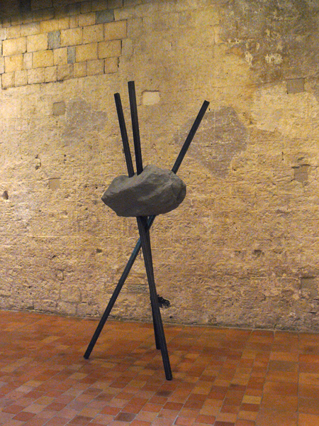 Pierre Malphettes, Tripode, 2010, château des Adhémar, 2010. Photo Marika Prévosto